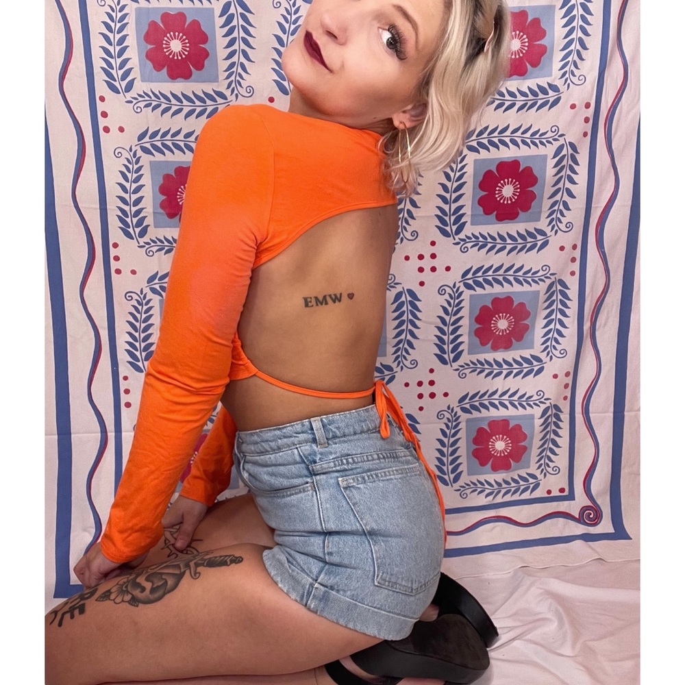 Backless long sleeve crop top